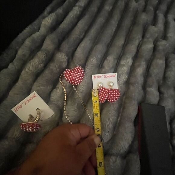 Four piece, Betsey Johnson, XOXO heart Valentine’s kitsch statement jewelry set - Picture 13 of 13